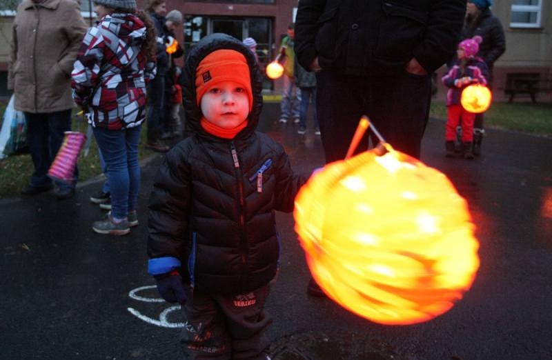 Foto: Také děti v Červených Janovicích se vypravily za Martinem s lampióny