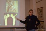 20161115215236_20: Hana Brzobohatá přednášela na téma „skutečná výpověď lidských kosterních pozůstatků se stopami tělesného postižení“