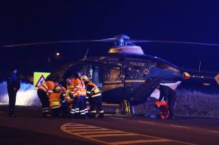 Foto: Sraženou chodkyni v Kolíně musel do nemocnice dopravit vrtulník