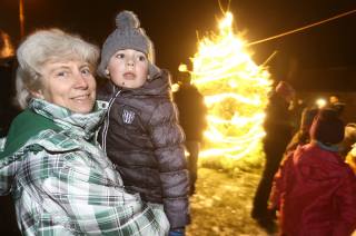 Rozsvícení vánočního stromu v Sendražicích asistovali Mikuláš, čert i anděl