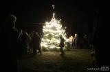 20161204183430_IMG_9067: Rozsvícení vánočního stromu v Sendražicích asistovali Mikuláš, čert i anděl