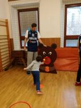 20170117212649_011: Foto: Kolínští basketbalisté navštívili velimské děti