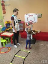 20170117212651_052: Foto: Kolínští basketbalisté navštívili velimské děti