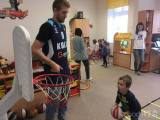 20170117212651_07: Foto: Kolínští basketbalisté navštívili velimské děti