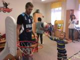 20170117212652_09: Foto: Kolínští basketbalisté navštívili velimské děti