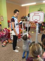 20170117212652_092: Foto: Kolínští basketbalisté navštívili velimské děti