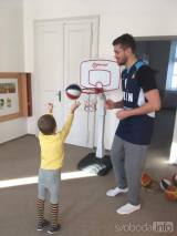 20170117212655_26: Foto: Kolínští basketbalisté navštívili velimské děti
