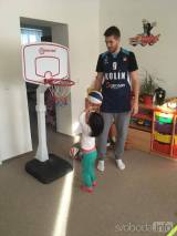 20170117212655_31: Foto: Kolínští basketbalisté navštívili velimské děti