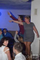20170118090036_DSC_1312: Foto: V Bratčicích na plese to rozbalili sportovci, tančili i na stolech!