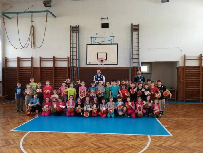 Foto: Basketbalisté navštívili kolínskou Jedničku