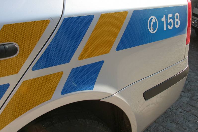 Policisté z Uhlířských Janovic řeší krádež kabelky z osobního auta