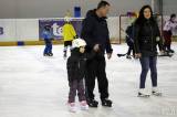 20170128153644_IMG_6522: Foto: Desítky dětí si na čáslavském zimním stadionu v rámci "Týdne hokeje" vyzkoušely roli hokejisty