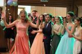 20170210235313_IMG_8242: Foto: Studenti oktávy čáslavského gymnázia se na maturitním plese vrátili do devadesátek