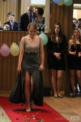 20170210235317_IMG_8315: Foto: Studenti oktávy čáslavského gymnázia se na maturitním plese vrátili do devadesátek