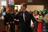 20170210235319_IMG_8348: Foto: Studenti oktávy čáslavského gymnázia se na maturitním plese vrátili do devadesátek