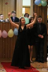 20170210235321_IMG_8386: Foto: Studenti oktávy čáslavského gymnázia se na maturitním plese vrátili do devadesátek