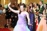 20170210235322_IMG_8407: Foto: Studenti oktávy čáslavského gymnázia se na maturitním plese vrátili do devadesátek