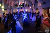 20170216075823_119: Foto: Na maturitním plese kolínské Šťáralky nechyběla ani barmanská show