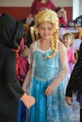20170219220351_DSC_0028-1000: Foto: S čarodějem na dětském karnevale si zatančili v neděli v Tupadlech