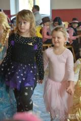 20170219220351_DSC_0031-1000: Foto: S čarodějem na dětském karnevale si zatančili v neděli v Tupadlech