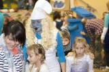 20170304195151_60: Foto: Dětskému karnevalu ve Veltrubech velela šmoulí rodina