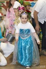 20170304195152_67: Foto: Dětskému karnevalu ve Veltrubech velela šmoulí rodina