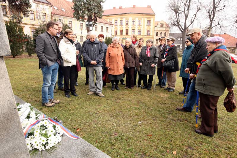 Foto: Masarykovy narozeniny si připomněli u pomníku před Vlašským dvorem