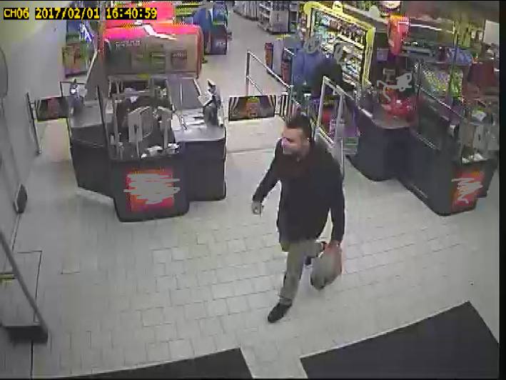 Policisté hledají neznámého muže z kamerového záznamu prodejny