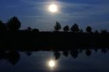 Foto: Modrý měsíc nad čáslavským rybníkem Homolka