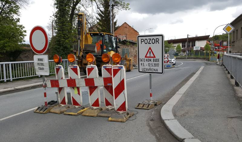 Dopravní komplikace v Kutné Hoře neberou konce, uzavřen most u pekáren