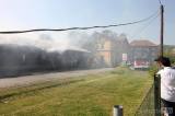 20170514102912_5G6H1880: Hasiči v neděli dopoledne bojovali s požárem bývalého skladu na městském nádraží