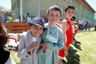 Děti v Červených Janovicích dostaly oficiálně do užívání nové víceúčelové hřiště