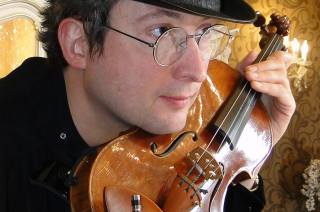 Virtuos Alexander Shonert zahraje tradiční židovské melodie
