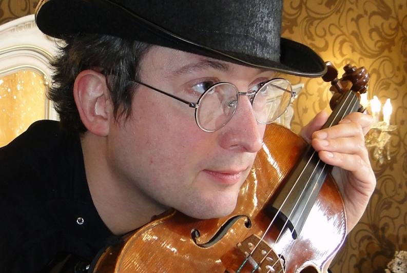 Virtuos Alexander Shonert zahraje tradiční židovské melodie