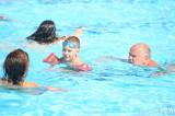 ah1b5427: Foto: Kolíňáci se chladili u bazénu