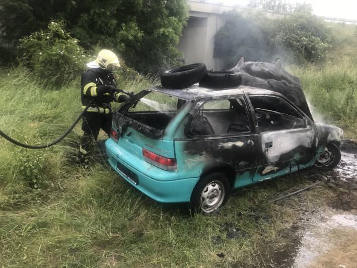 Video: Dvě jednotky likvidovaly u Plaňan požár autovraku