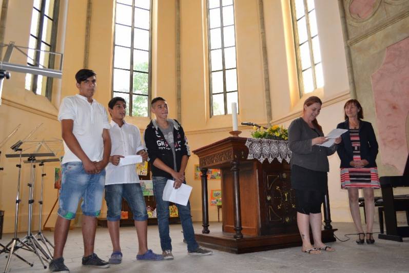 Děti z NZDM Archa vystavovaly fotografie a obrazy na „Noci kostelů“