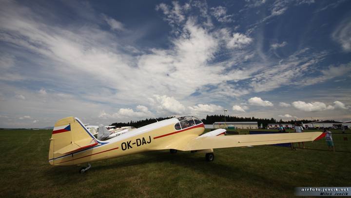 TIP na víkend: Letecký výlet z letiště Podhořany historickými letouny na airshow do Chotěboře! 