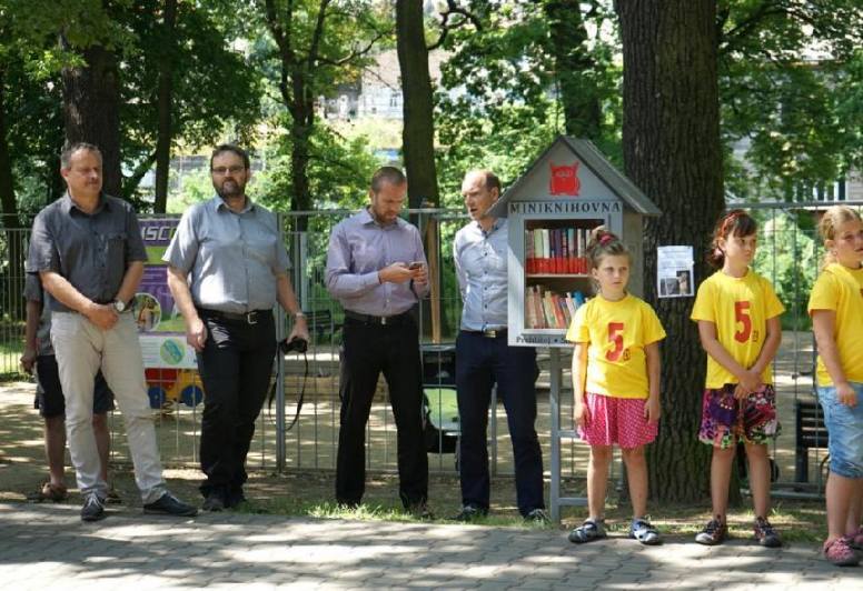 V Kolíně včera otevřeli první venkovní miniknihovnu