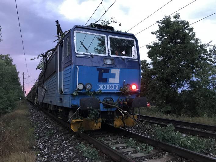 Nákladní vlak najel do stromu, doprava mezi Kutnou Horou a Kolínem stála
