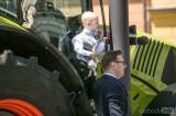 20170707131557_x-0739: Foto: Nevěsta odjela v Kolíně z radnice traktorem!