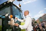 20170707131558_x-0766: Foto: Nevěsta odjela v Kolíně z radnice traktorem!