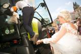 20170707131558_x-0768: Foto: Nevěsta odjela v Kolíně z radnice traktorem!