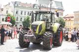 20170707131559_x-0777: Foto: Nevěsta odjela v Kolíně z radnice traktorem!
