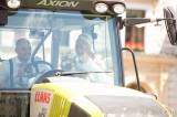 20170707131559_x-0782: Foto: Nevěsta odjela v Kolíně z radnice traktorem!