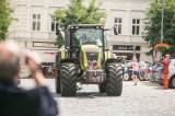 20170707131559_x-0793: Foto: Nevěsta odjela v Kolíně z radnice traktorem!