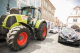 20170707131600_x-0800: Foto: Nevěsta odjela v Kolíně z radnice traktorem!