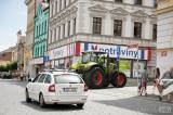 20170707131601_x-0809: Foto: Nevěsta odjela v Kolíně z radnice traktorem!