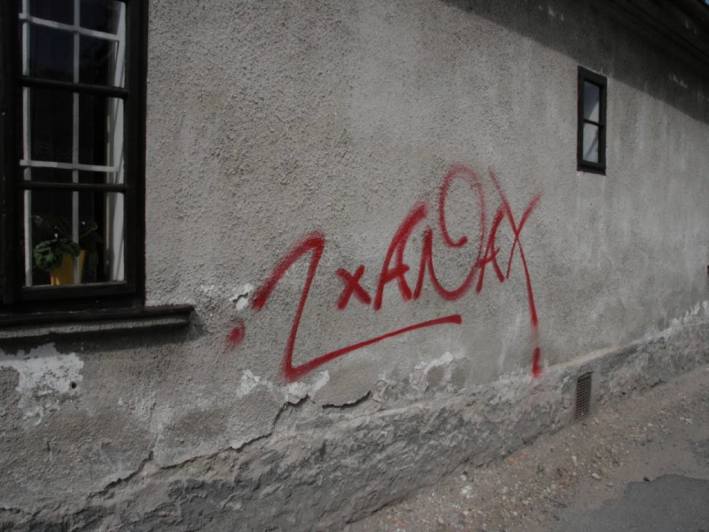 Policisté vyšetřují posprejovaný dům ve Zvonařské ulici v Kutné Hoře