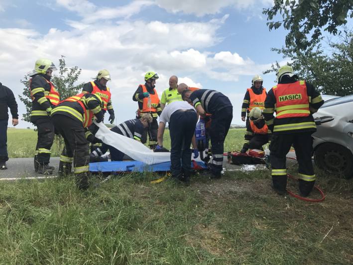 Foto: K vážné havárii osobního auta na Kolínsku letěl vrtulník